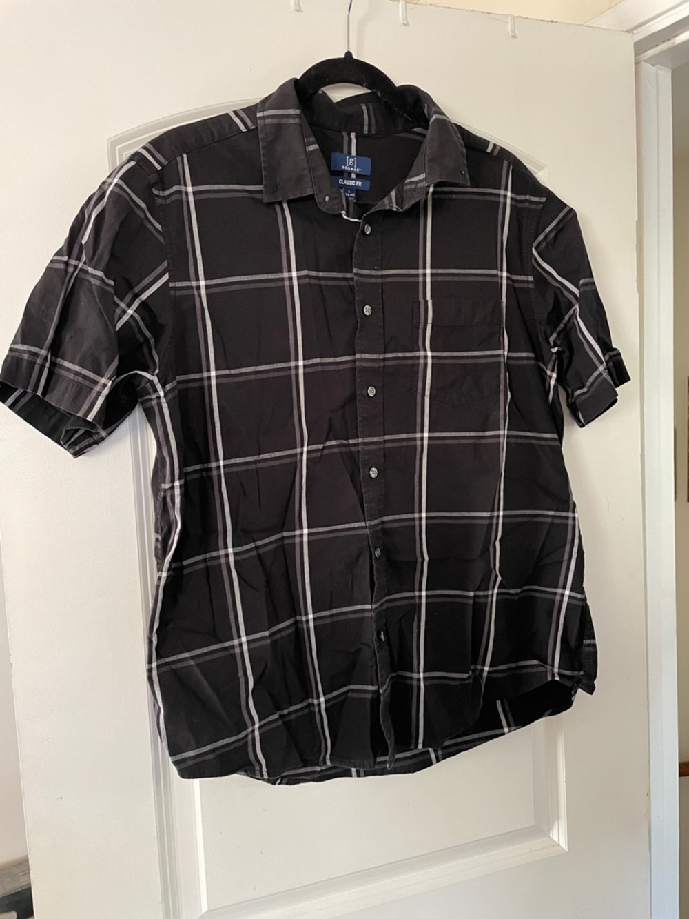 Classic Black Plaid Short-Sleeve Button-Up Shirt
